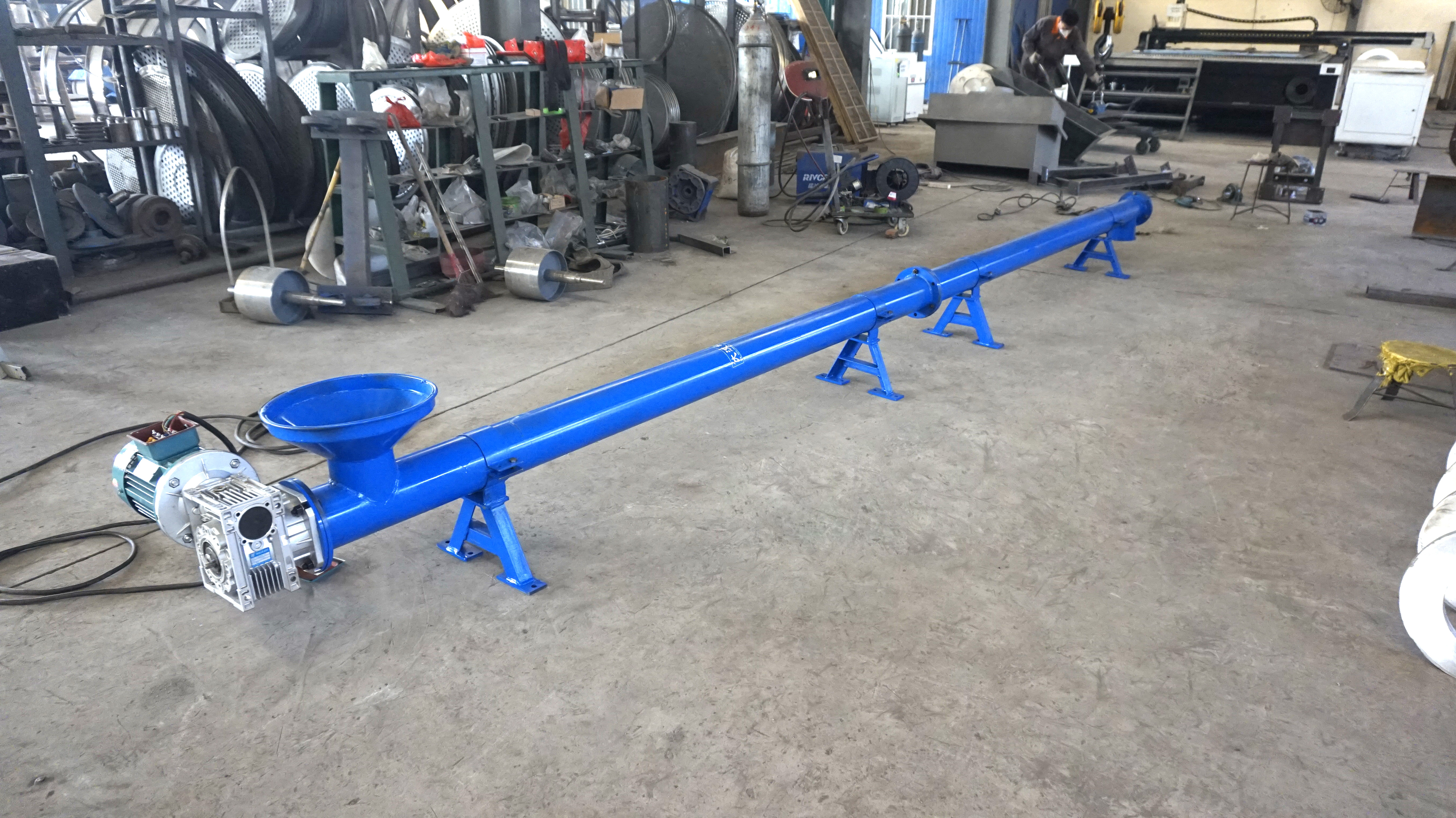 Dust removal screw conveyor 