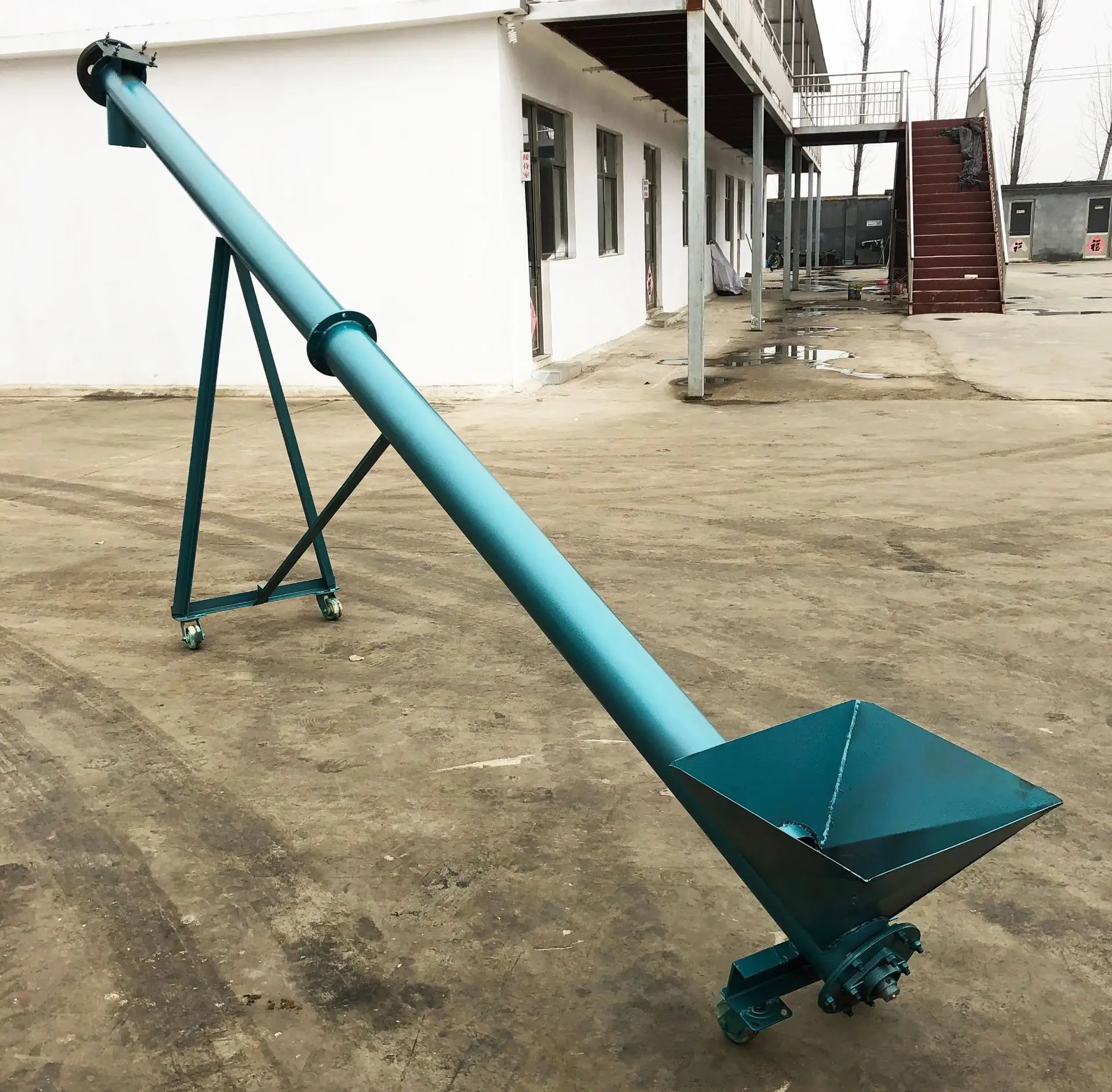 Inclined screw conveyor for salt