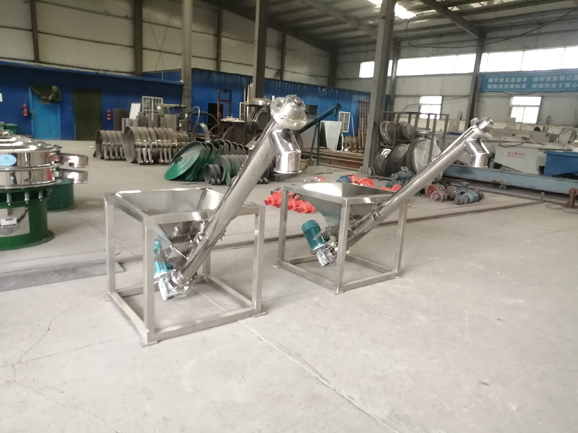 Inclined screw conveyor for feed powders