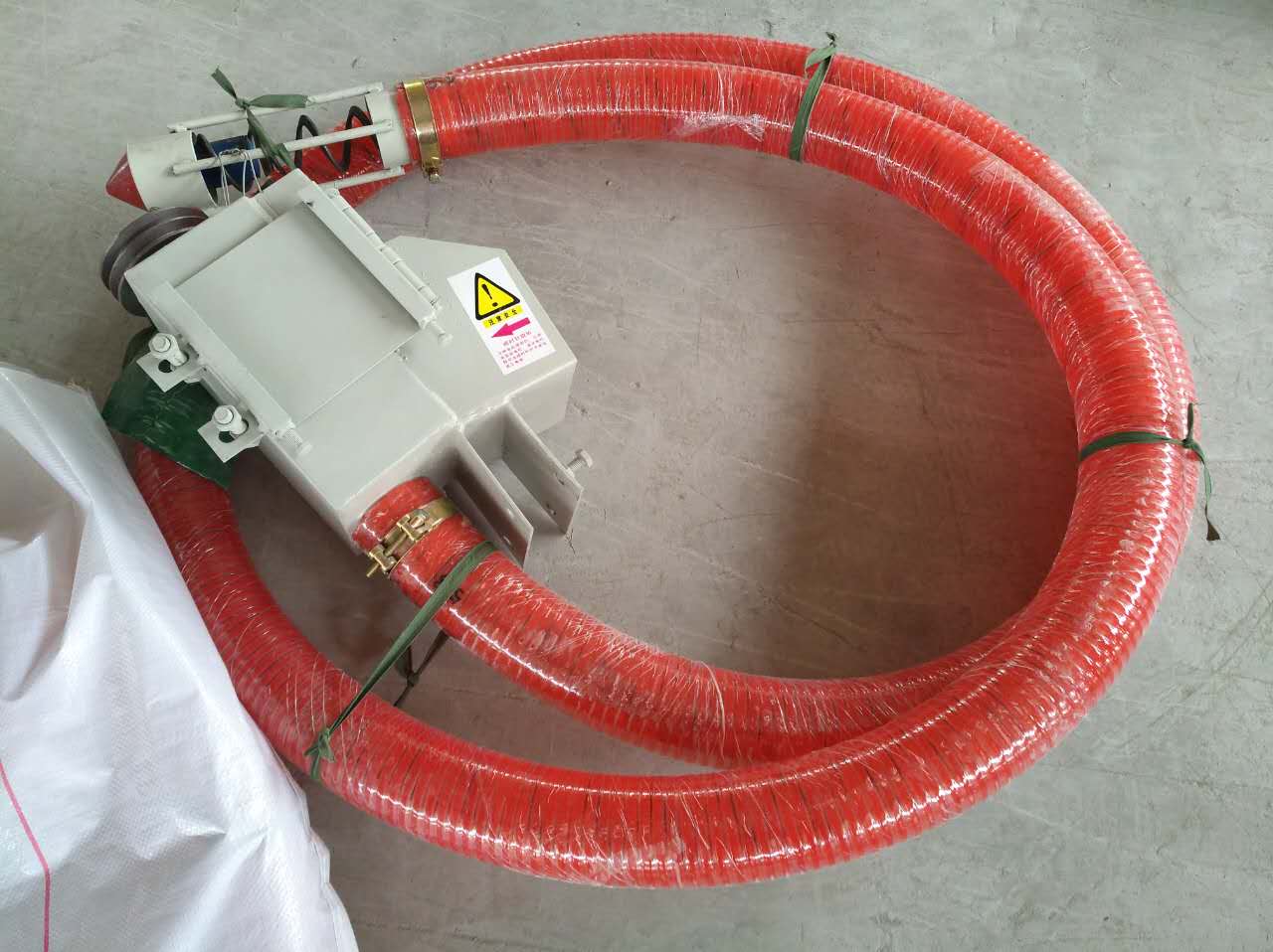 Hand grain suction machine for rice husk