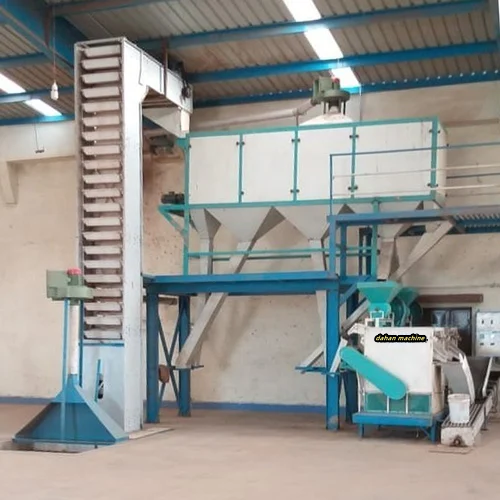 Z-type bucket elevator for weighing and packaging materials