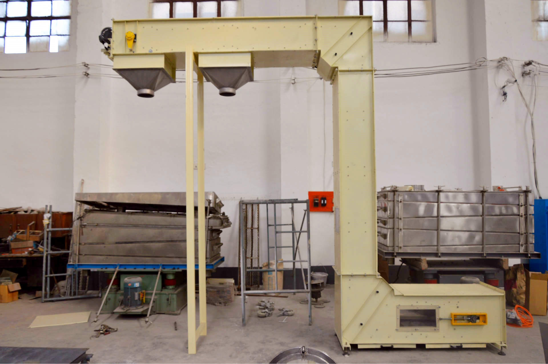 Z-type bucket elevator for bentonite transportation
